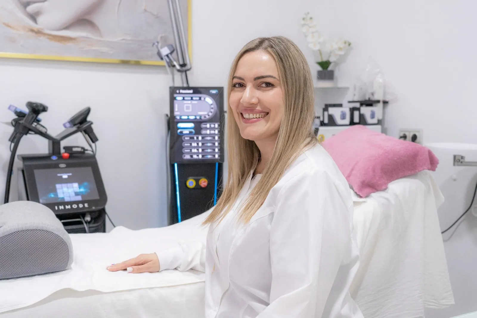 La Dra. Elibeth Catalá en su consulta de medicina estética, junto a la plataforma médica InMode Optimas Max